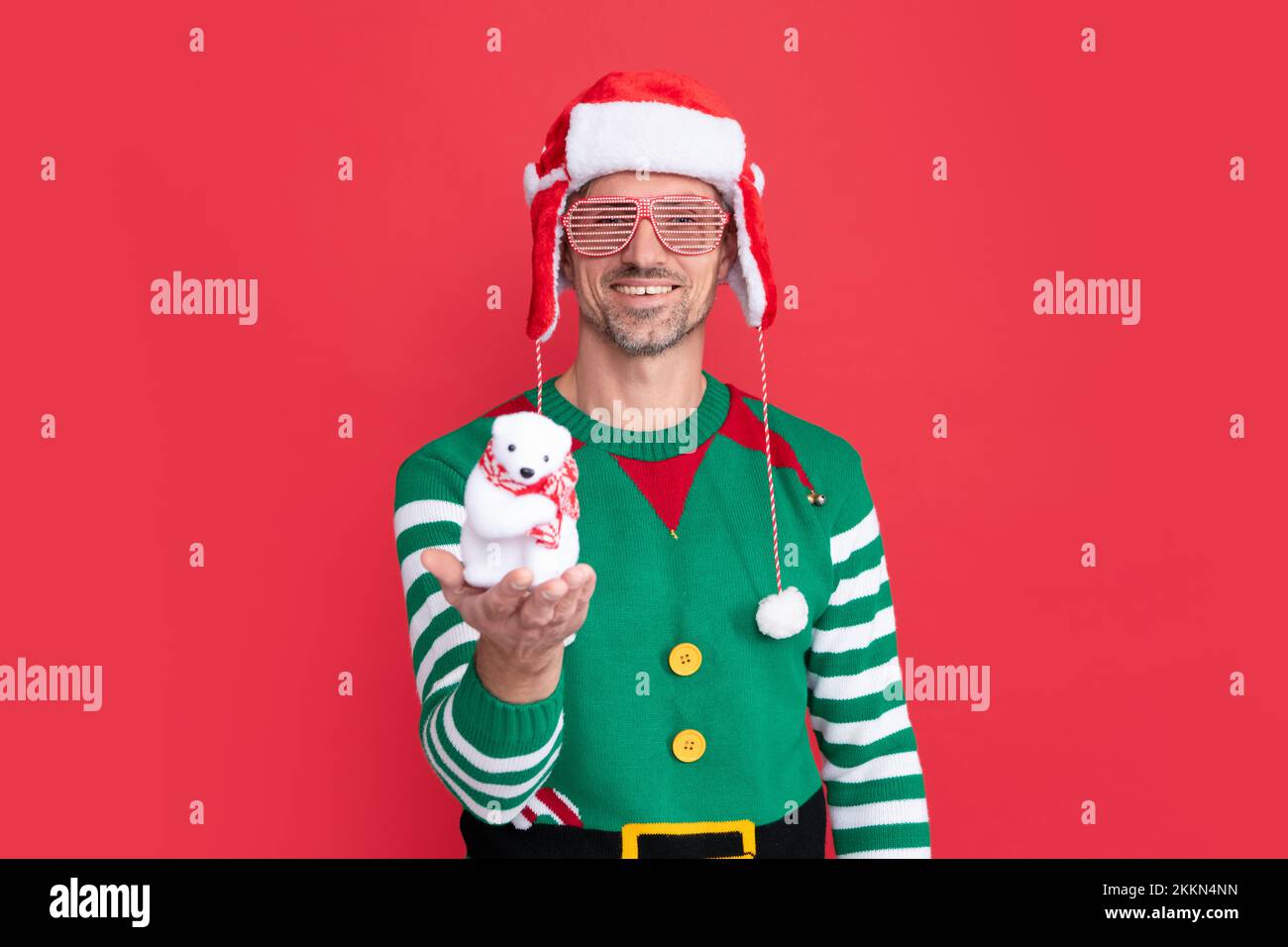 Frohes neues Jahr. Frohe Weihnachten. Glücklicher Mann in Elfenkostüm und weihnachtsmann-Hut. Stockfoto