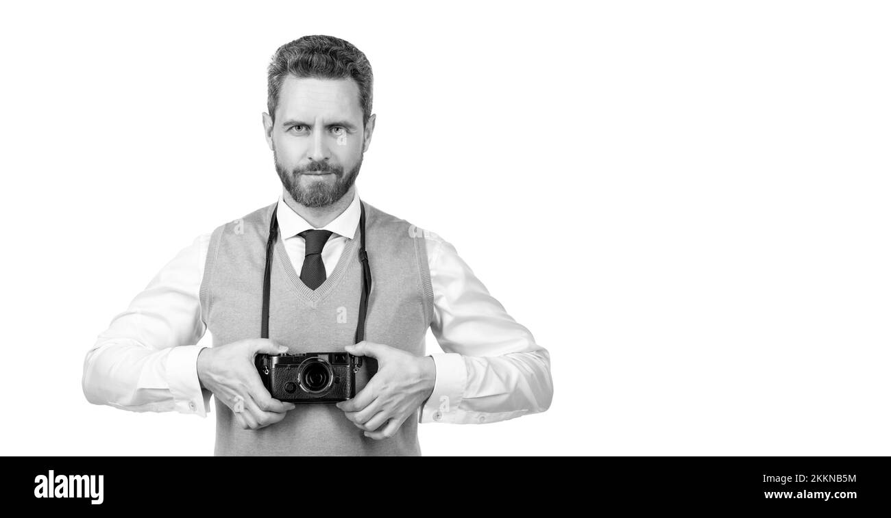 Lächelnder Typ mit Retro-Kamera isoliert auf weißem Hintergrund, Kopierraum, Fotoshooting Stockfoto