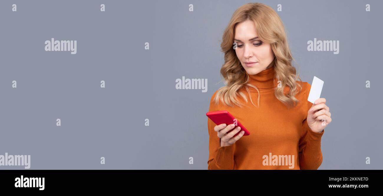 Kreditkartenzahlung auf Mobilgerät. Frau zahlt per Telefon mit Kreditkarte. Online einkaufen. Frauenporträt, isoliertes Kopfbanner mit Kopierbereich. Stockfoto