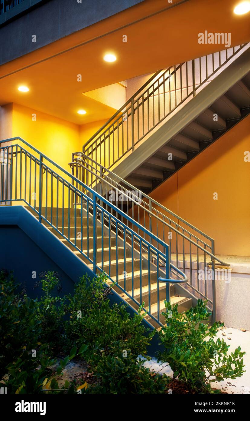 Metalltreppe. Stahltreppe, die zur oberen Ebene führt, schöne einfache Linien, sauber und sehr robust. Stockfoto
