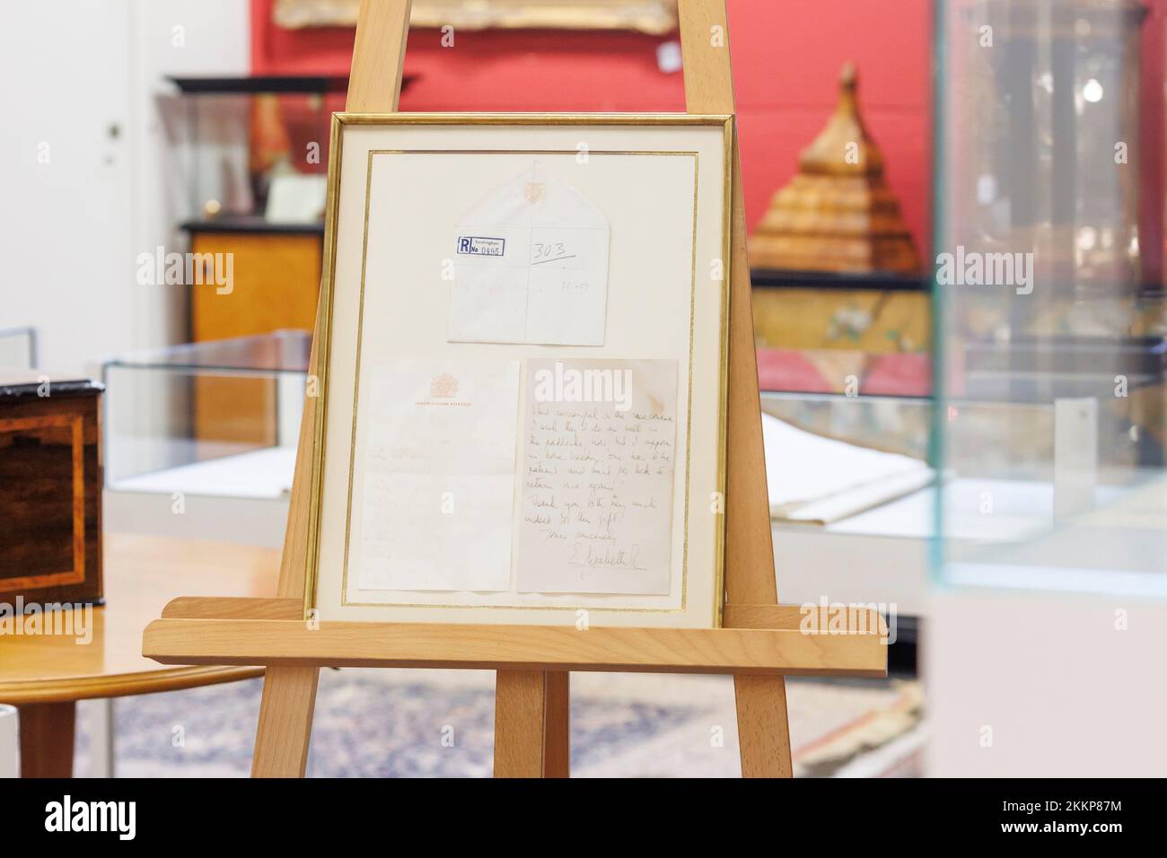 Leinfelden Echterdingen, Deutschland. 25.. November 2022. Das Stuttgarter Auktionshaus Eppli Auctions, neben anderen Objekten zum Thema „Britische Königsfamilie“, ein handgeschriebener zweiseitiger Brief der kürzlich verstorbenen Königin Elizabeth II (1926-2022) von 1966 an eine leidenschaftliche Reiterin. Auf einer Staffelei steht das zu versteigernde Objekt. Es ist der gerahmte Brief, eine Kopie der Rückseite und der Umschlag. Kredit: Julian Rettig/dpa/Alamy Live News Stockfoto