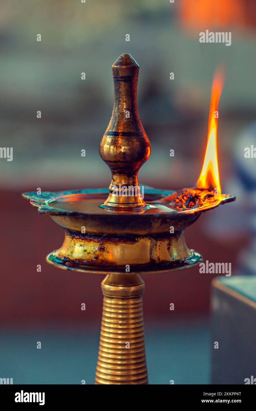 Eine fünf Docht Puja-Lampe für Aarti Stockfoto