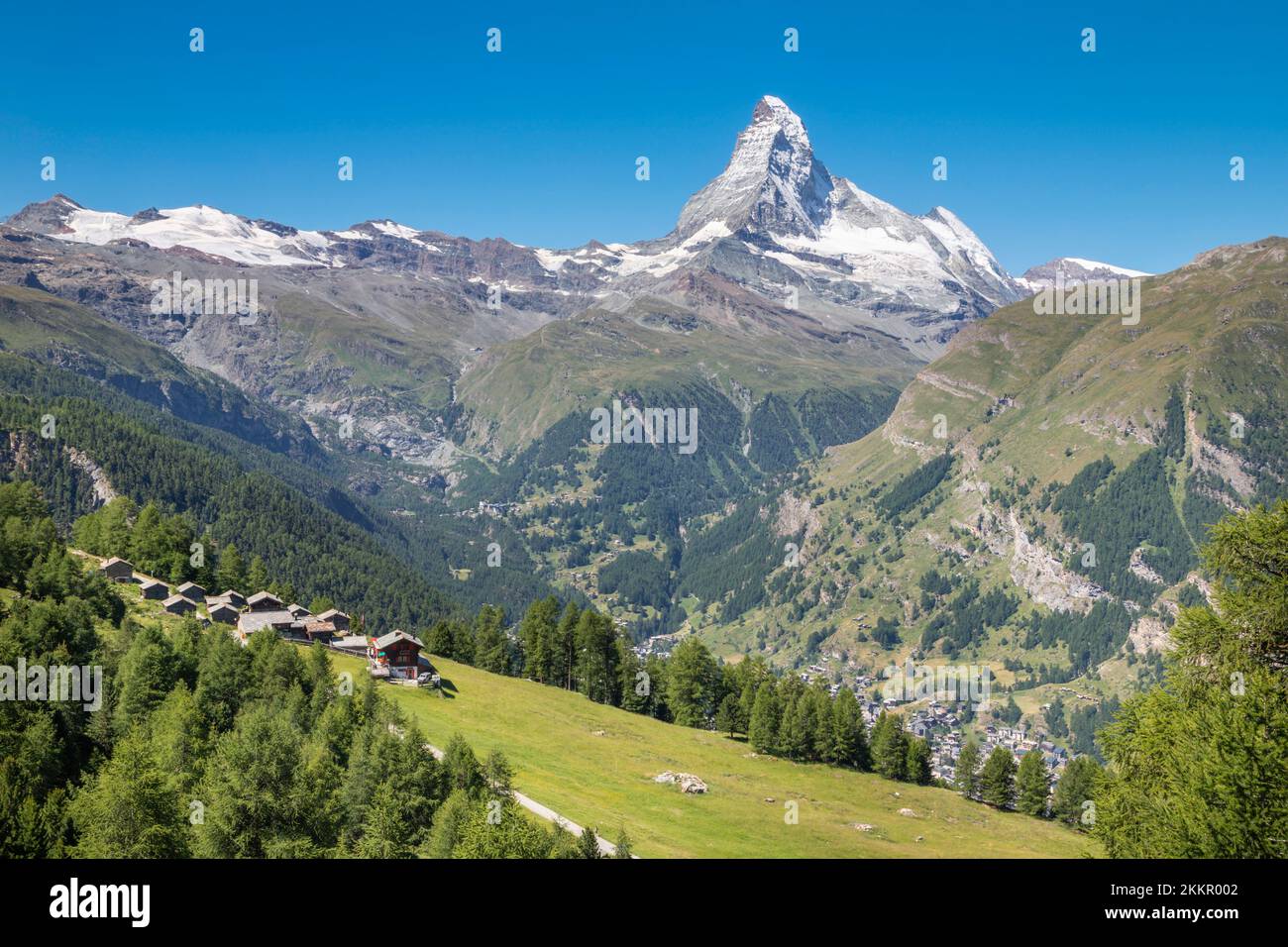 Der Matterhorn-Gipfel über Mattertal und Zermatt. Stockfoto