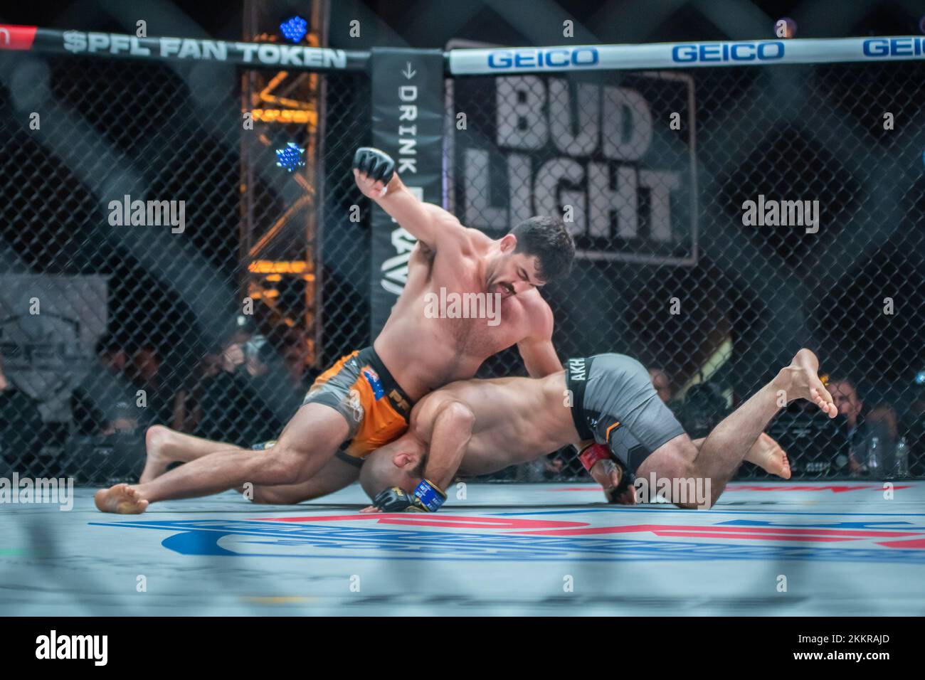 25. November 2022, New York, NY, New York, NY, Vereinigte Staaten: NEW YORK, NY - NOVEMBER 23: (L-R) Rob Wilkinson kämpft während der PFL-Meisterschaft 2022 im Hulu Theatre im Madison Square Garden in NYC gegen Omari Akhmedov. 23. November 2022 in New York, NY, USA. (Kreditbild: © Matt Davies/PX Imagens via ZUMA Press Wire) Kredit: ZUMA Press, Inc./Alamy Live News Stockfoto