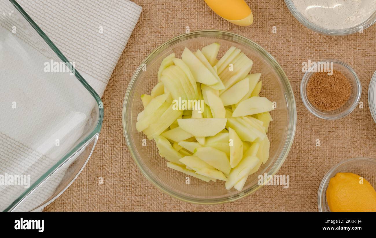 Frisch geschälte Äpfel in Scheiben geschnitten, in einer Glasschüssel ...