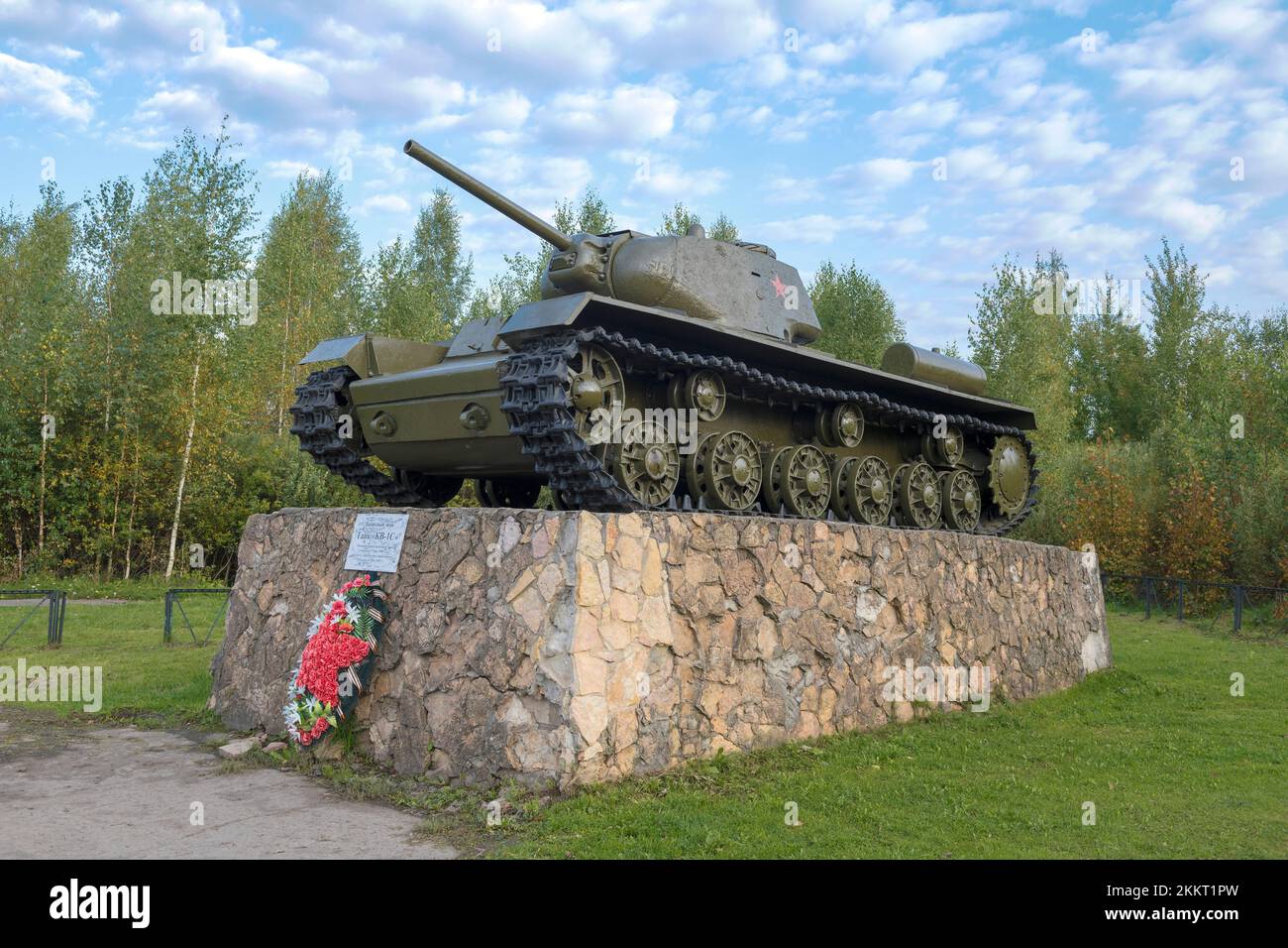 PARFINO, RUSSLAND - 11. SEPTEMBER 2021: Sowjetischer Panzer KV-1S auf einem Sockel an einem Septembernachmittag. Denkmal zu Ehren der Verteidiger des Motherlan Stockfoto