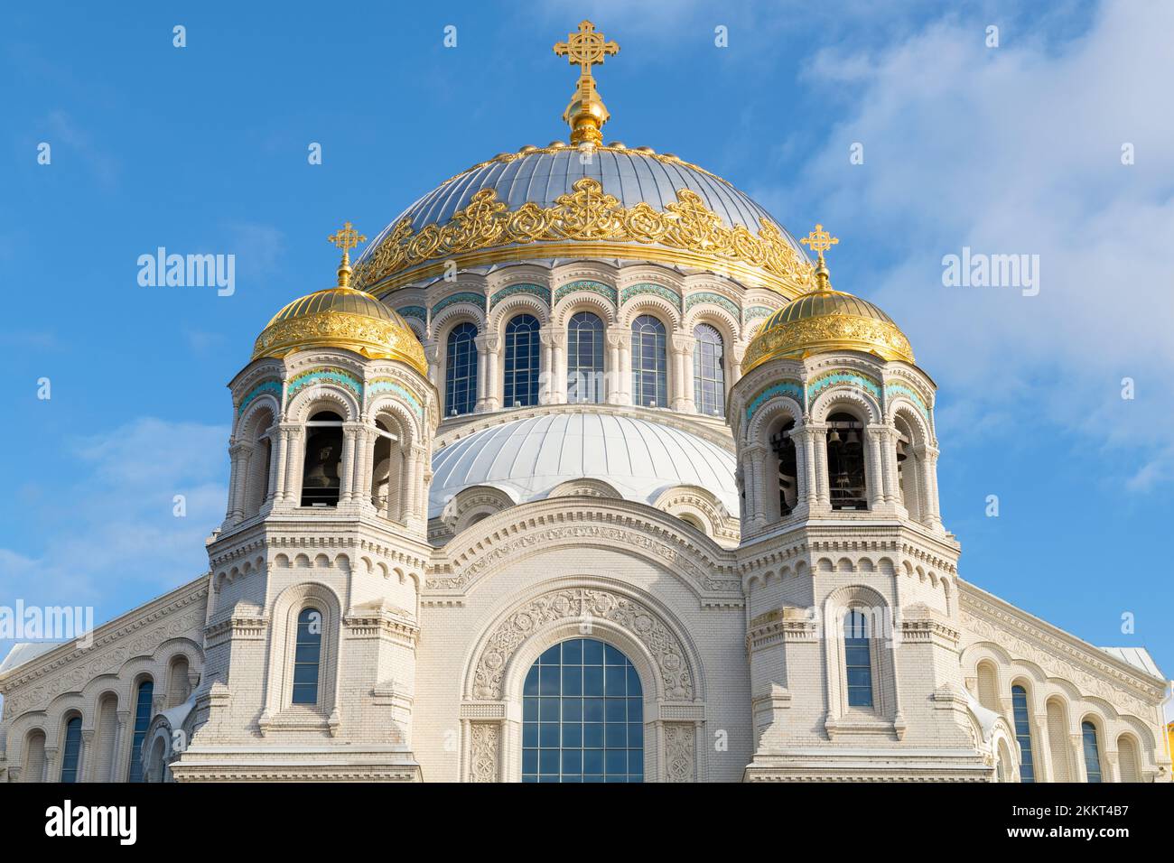 Die Kuppel der Marinekathedrale von St. Nicholas der Wunderarbeiter (1913) gegen den blauen Himmel an einem sonnigen Tag. Kronstadt, Russland Stockfoto