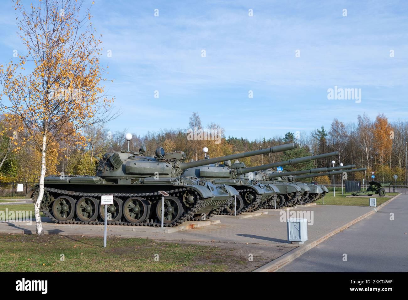 KIROVSK, RUSSLAND - 24. OKTOBER 2022: Offene Ausstellung sowjetischer Panzer auf dem Gebiet des Museums „Durchbruch der Belagerung von Leningrad“ bei Sonnenschein Stockfoto