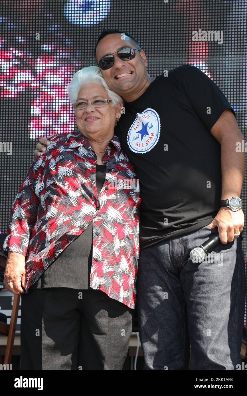 Brampton, Kanada. 11.. September 2011. Der Komiker Russell Peters (rechts) posiert mit seiner Mutter Maureen Peters (links) auf der Premiere des indokanadischen Bollywood-Films Breakaway (Speedy Singhs) während des Toronto International Film Festival (TIFF) 2011, das von der Stadt Brampton veranstaltet wird. Die Veranstaltung wurde von mehreren Bollywood-Stars und Punjabi-Musikern mit festlichem indischem Flair eingeläutet. --- (Foto von Creative Touch Imaging Ltd./NurPhoto)0 Kredit: NurPhoto/Alamy Live News Stockfoto