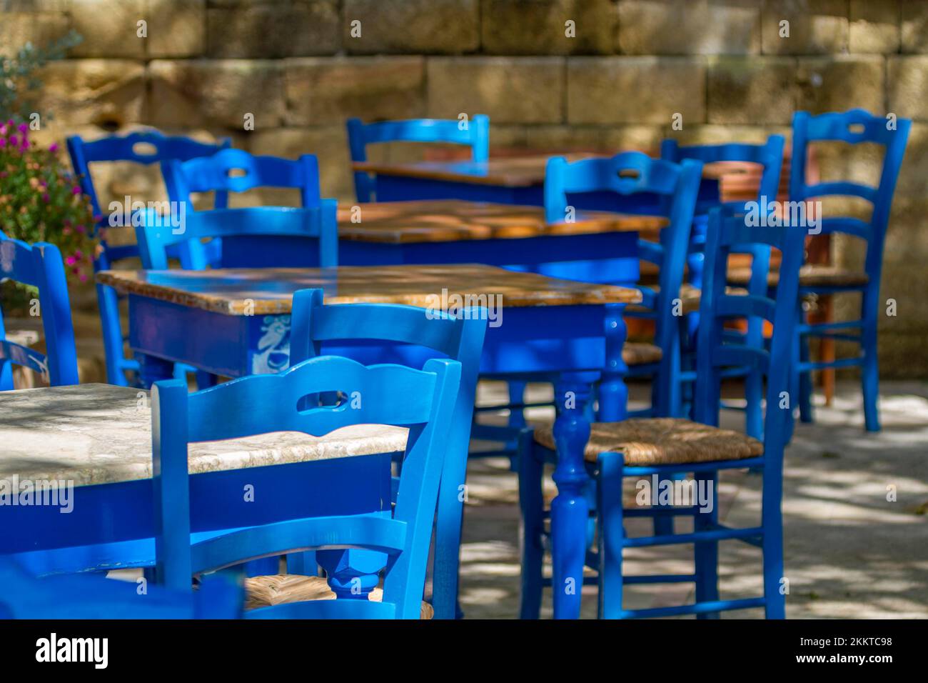 Blaue Tische und Stühle in einem Café, Sizilien, Italien, Europa Stockfoto