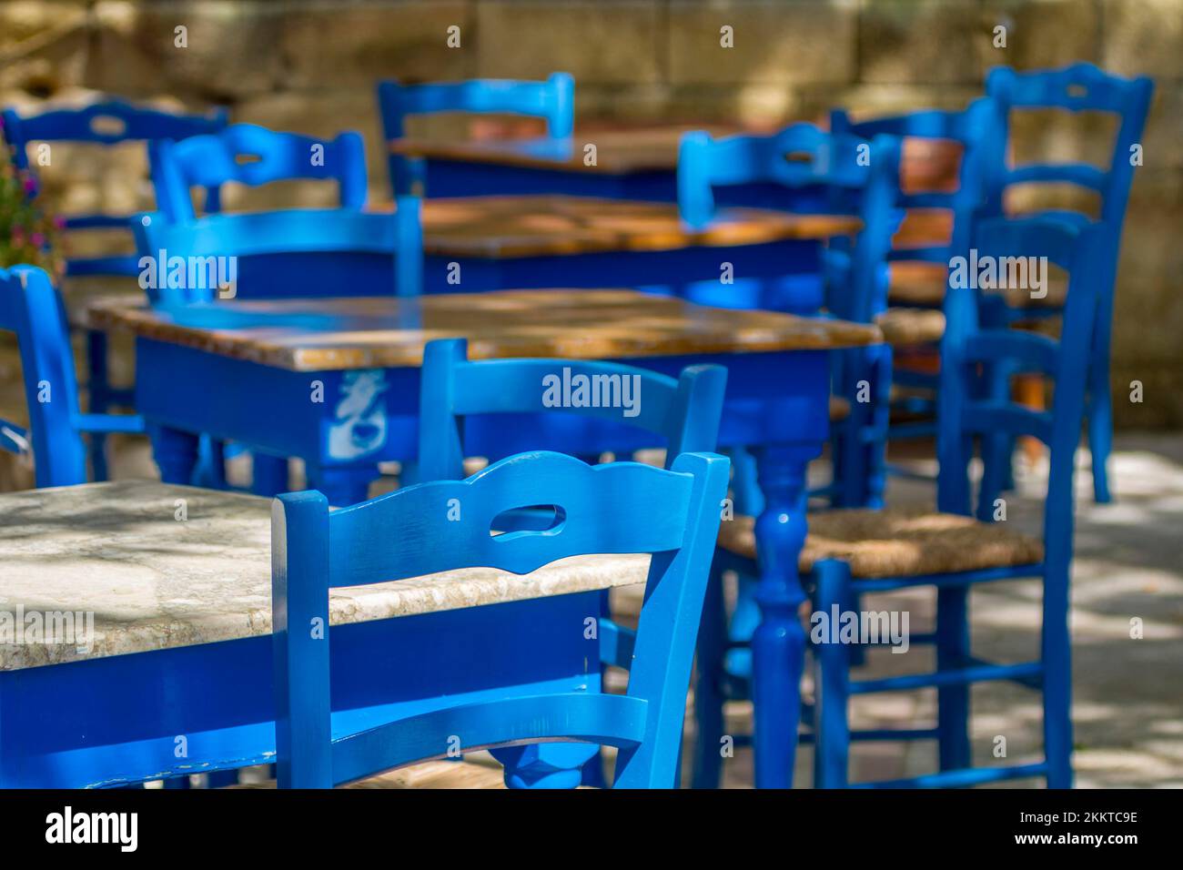 Blaue Tische und Stühle in einem Café, Sizilien, Italien, Europa Stockfoto