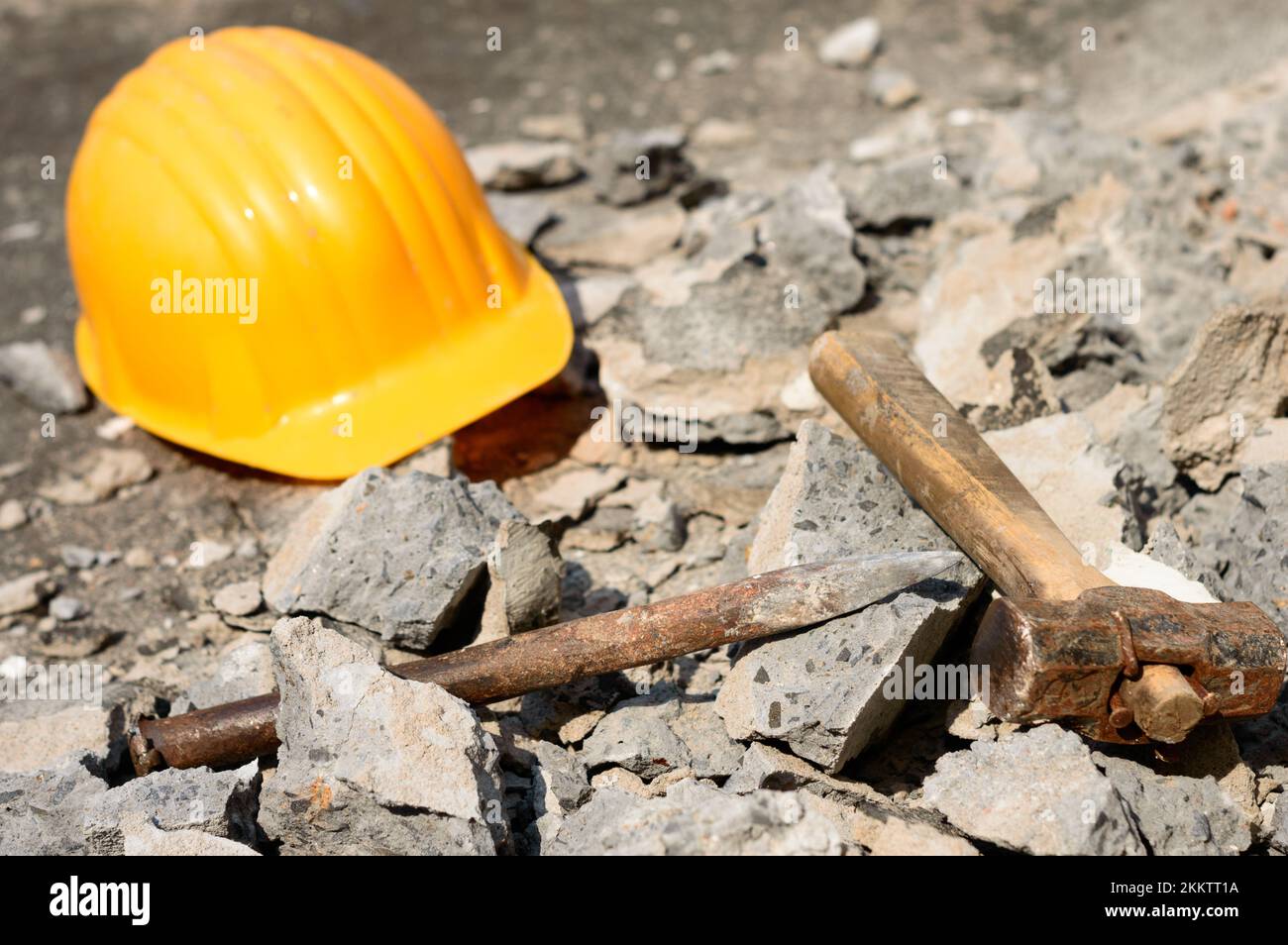 Sicherheitshelm auf der Baustelle. Gelber Hut. Sicherheitsvorkehrungen in Hintergrundkonzepten für industrielle Arbeitsplätze. Stockfoto