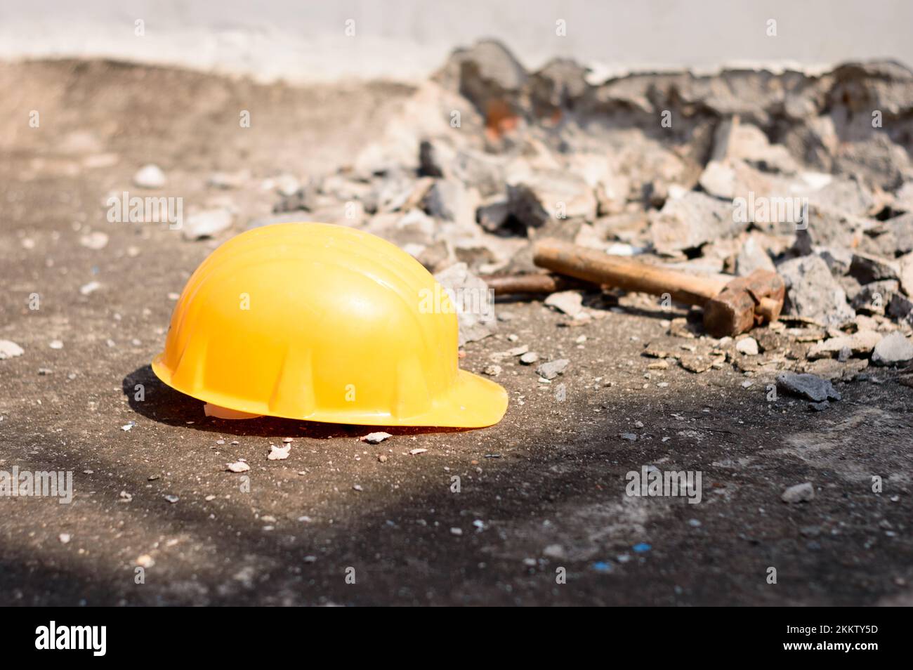 Sicherheitshelm auf der Baustelle. Gelber Hut. Sicherheitsvorkehrungen in Hintergrundkonzepten für industrielle Arbeitsplätze. Stockfoto