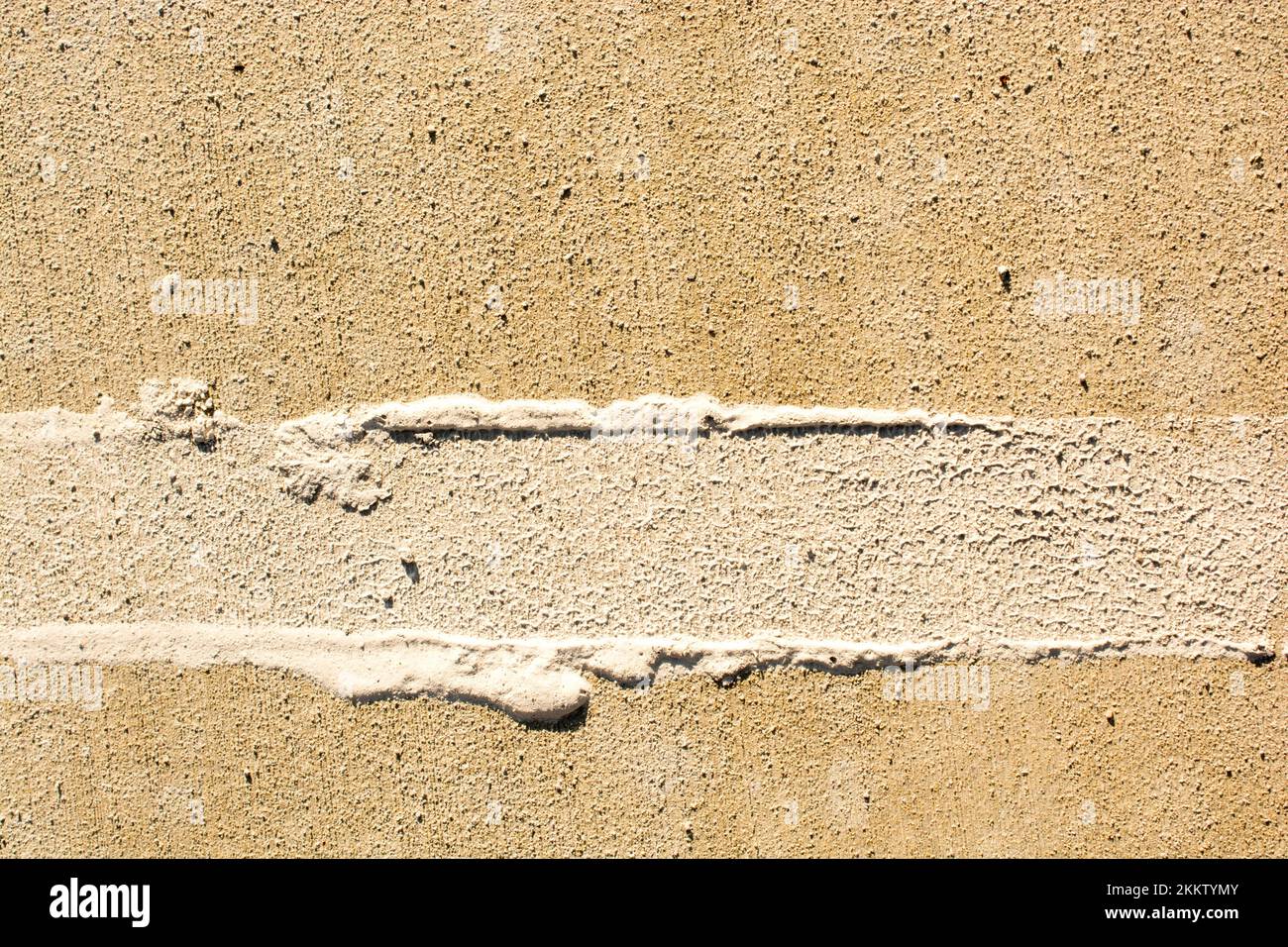 Reifenspuren auf Beton als abstrakte Grunge-Textur Stockfoto