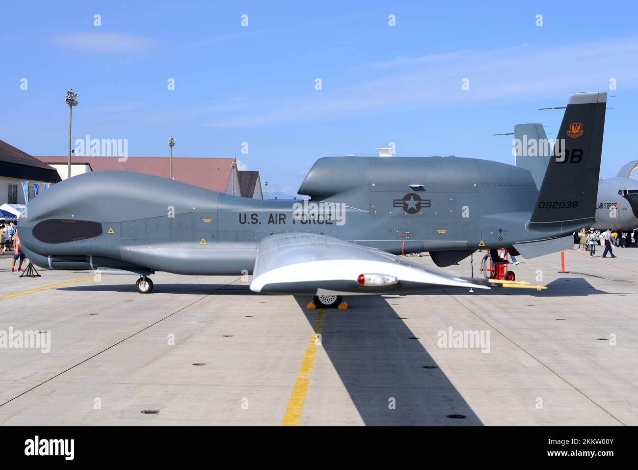 Präfektur Aomori, Japan - 07. September 2014: United States Air Force Northrop Grumman RQ-4B Global Hawk Unbemannte Überwachungsflugzeuge. Stockfoto Präfektur Aomori, Japan - 07. September 2014: United States Air Force Northrop Grumman RQ-4B Global Hawk Unbemannte Überwachungsflugzeuge. Stockfoto
