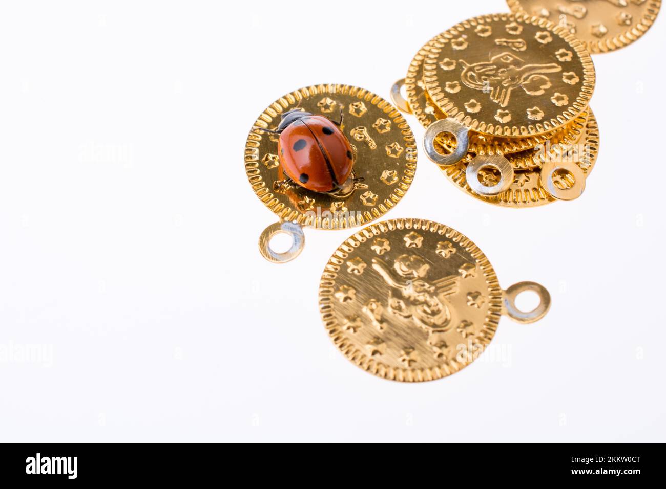 Schönes Foto von rote Marienkäfer zu Fuß auf eine gefälschte Münzen Stockfoto