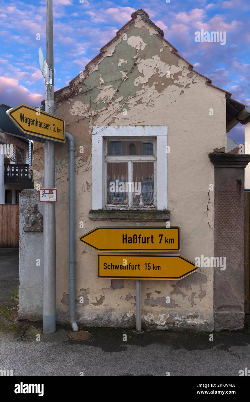 Kleines, schmales Einfamilienhaus, links ein Relief von Götz von Berlichingen, Theres, Niederfrankien, Bayern, Deutschland, Europa Stockfoto