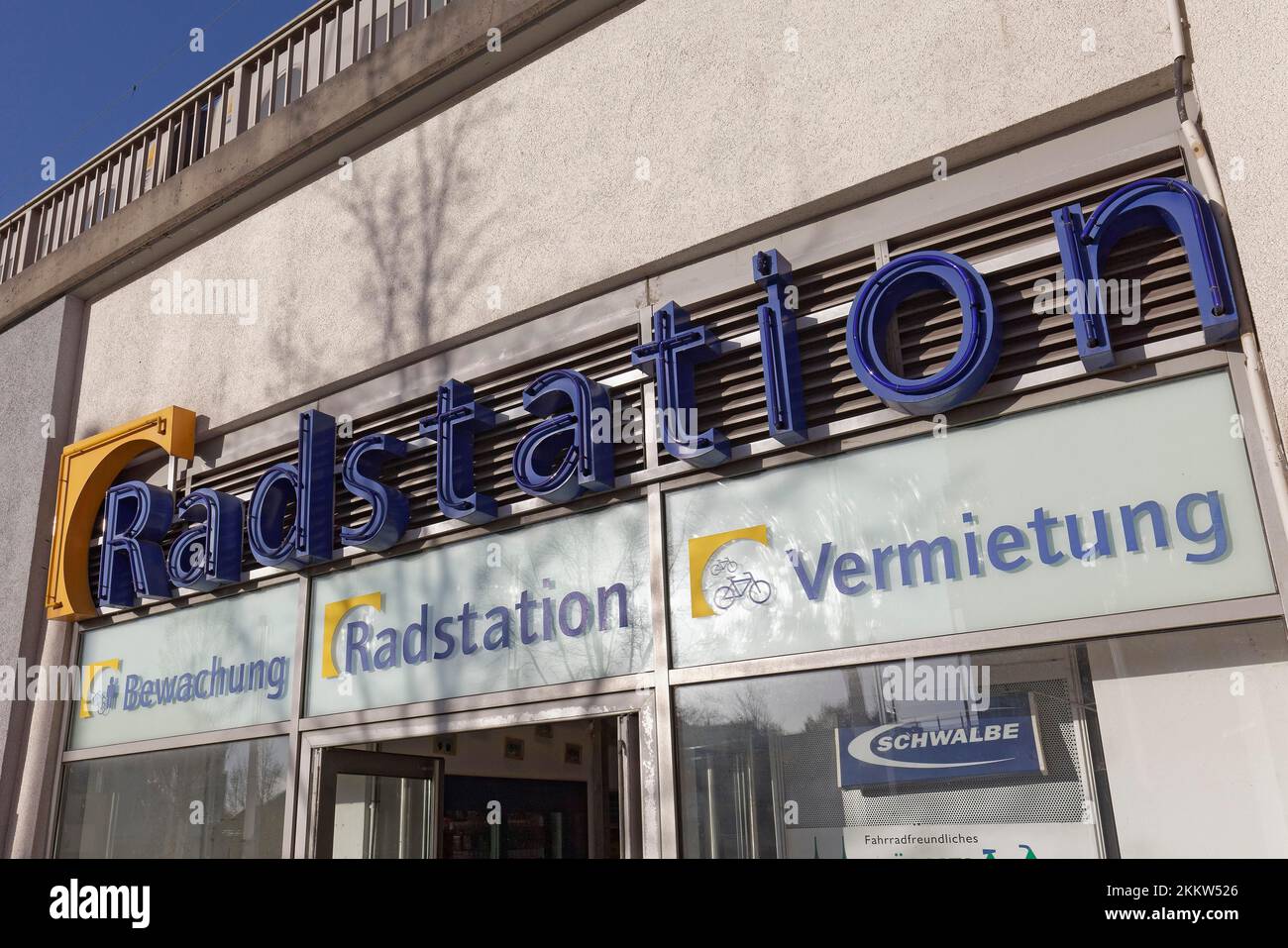 Bewachte Fahrradstation am Hauptbahnhof Mühlheim an der Ruhr, Parkhaus für Fahrräder, Ruhrgebiet, Nordrhein-Westfalen, Deutschland, Europa Stockfoto