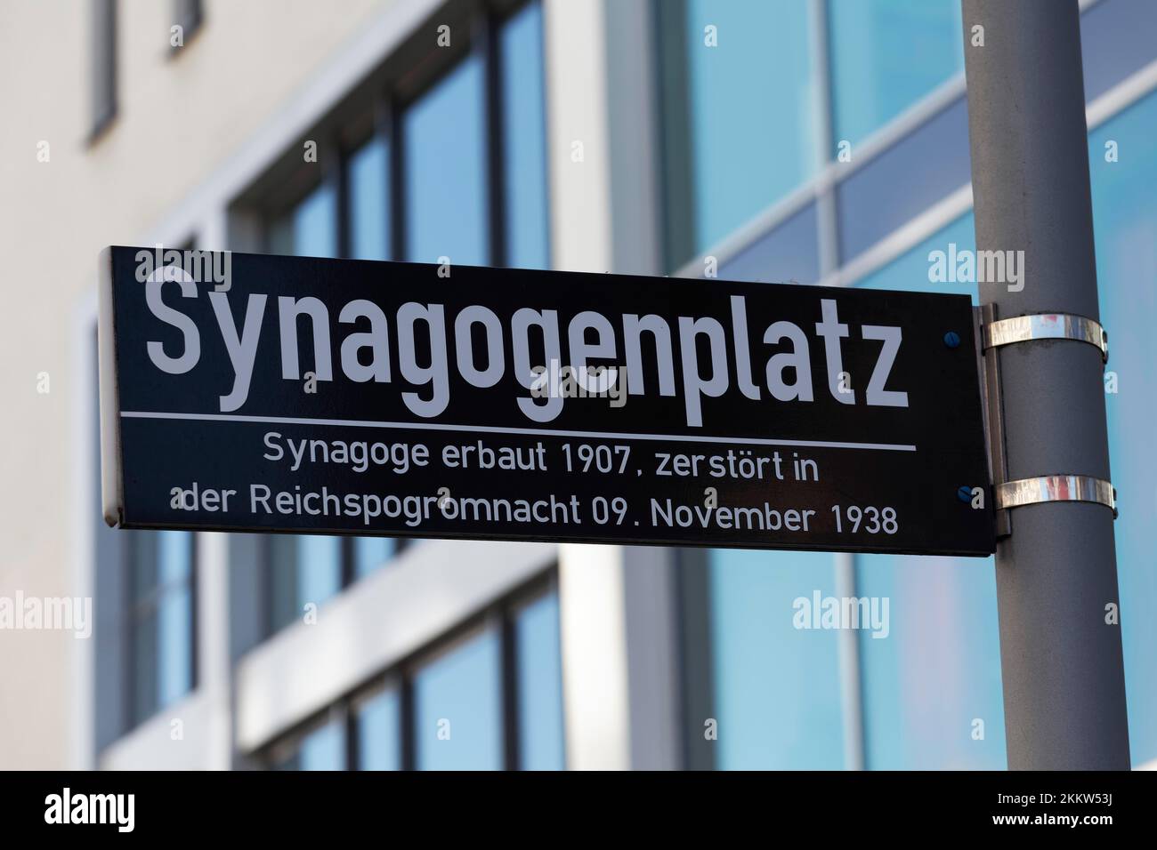 Straßenschild Synagogenplatz, Gedenken an die Zerstörung der Synagoge, Reichspogromnacht 1938, Mülheim an der Ruhr, Ruhrgebiet, Nordrhein-Wes Stockfoto