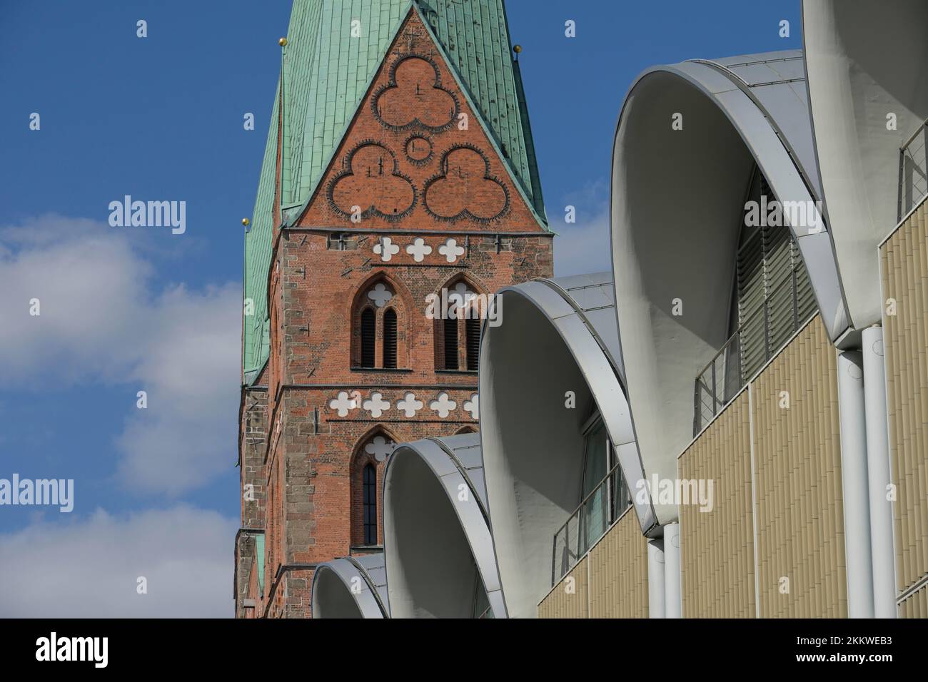 St. Mary's Church, Peek & Cloppenburg House, Lübeck, Schleswig-Holstein, Deutschland, Europa Stockfoto