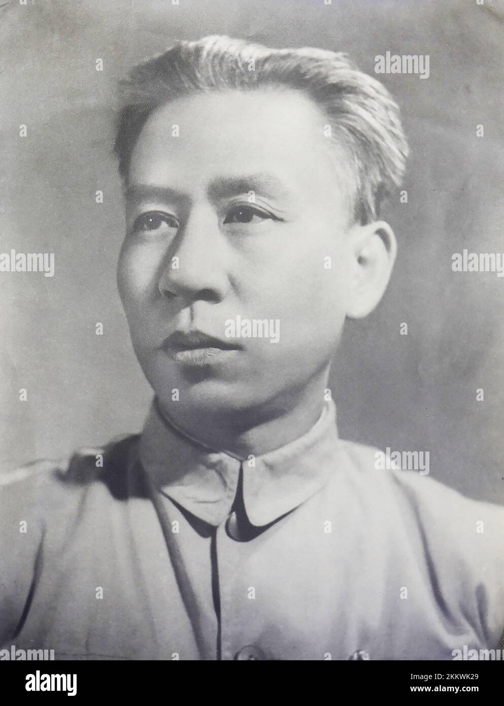 Liu Shaoqi (1898-1969) war ein chinesischer Revolutionär, Politiker und Theoretiker. Er war von 1954 bis 1959 Vorsitzender des Ständigen Ausschusses für den NPC, von 1956 bis 1966 erster stellvertretender Vorsitzender der Kommunistischen Partei Chinas und von 1959 bis 1968 Vorsitzender der Volksrepublik China, de jure Staatsoberhaupt, Während dieser Zeit führte er in China eine Politik des wirtschaftlichen Wiederaufbaus durch. Stockfoto