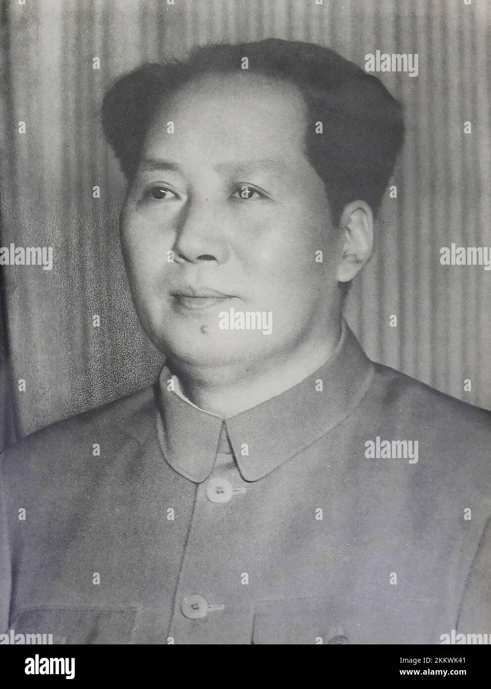 Mao Zedong (1893 – 1976), auch bekannt als Vorsitzender Mao, war ein chinesischer kommunistischer Revolutionär, der Gründungsvater der Volksrepublik China (PRC) wurde, die er von ihrer Gründung im Jahr 1949 bis zu seinem Tod im Jahr 1976 als Vorsitzender der Kommunistischen Partei Chinas regierte. Ideologisch ein marxistisch-leninistischer, seine Theorien, Militärstrategien und politischen Strategien werden kollektiv als Maoismus bezeichnet. Stockfoto