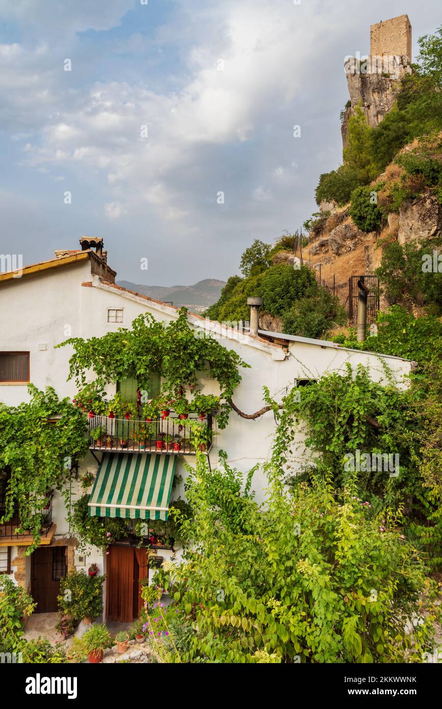 Schloss von La Iruela, Cazorla, auf einem Felsen. Stockfoto