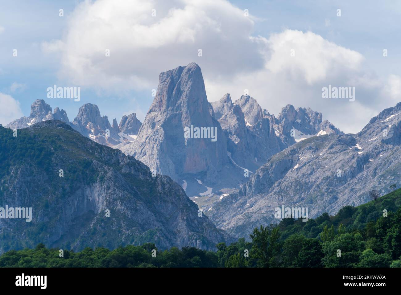 Panoramablick auf PICU Urriellu oder Naranjo de Bulnes im Picos de Europa. Stockfoto