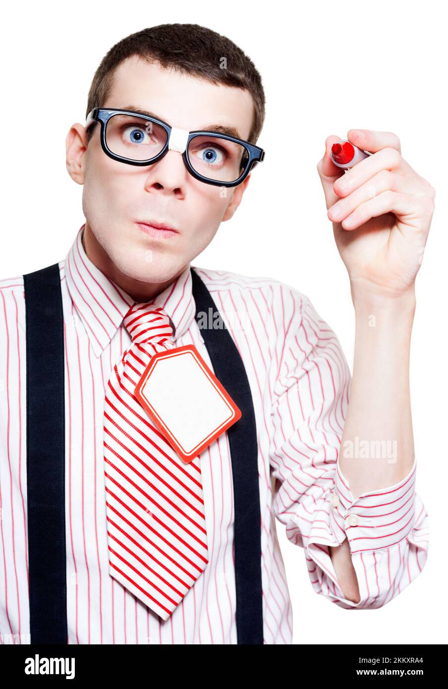 Ängstlicher Geschäftsmann aus Geek, der mit EINEM roten Stift eine Copyspace-Botschaft schreibt In EINEM Retail Stocktake Preisrabatt-Konzept auf weißem Hintergrund Stockfoto