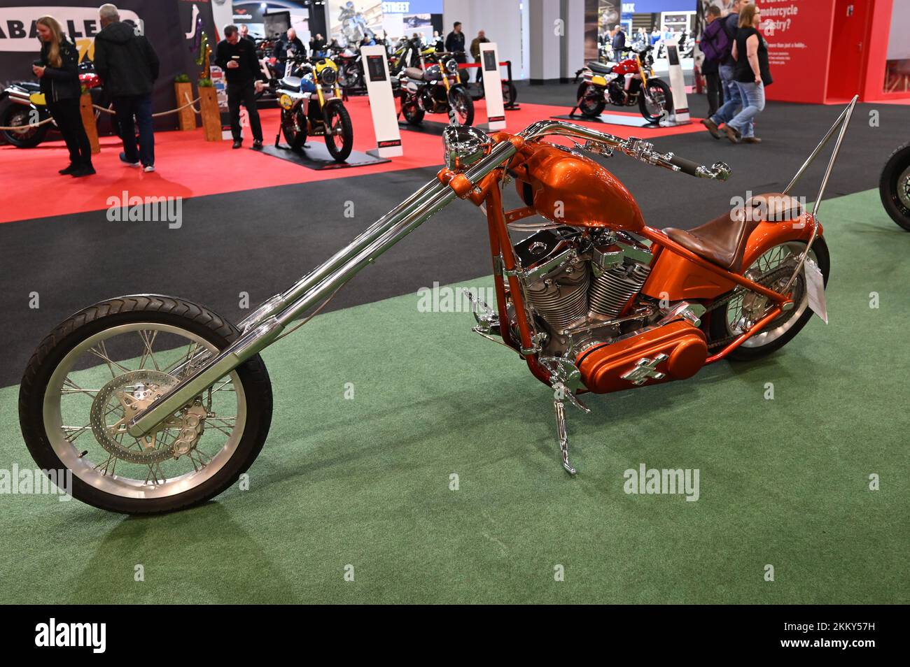 Ein kupferfarbener Low-Rider-Hubschrauber bei Motorcycle live in Birmingham, Großbritannien. Stockfoto