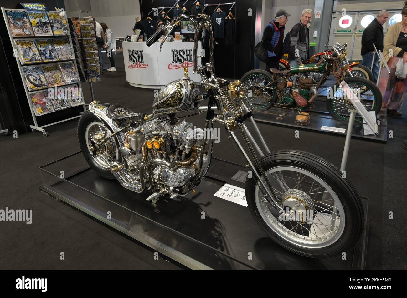 Ein maßgeschneidertes Fahrrad bei Motorcycle live im Birmingham NEC am 26.. November 2022. Stockfoto