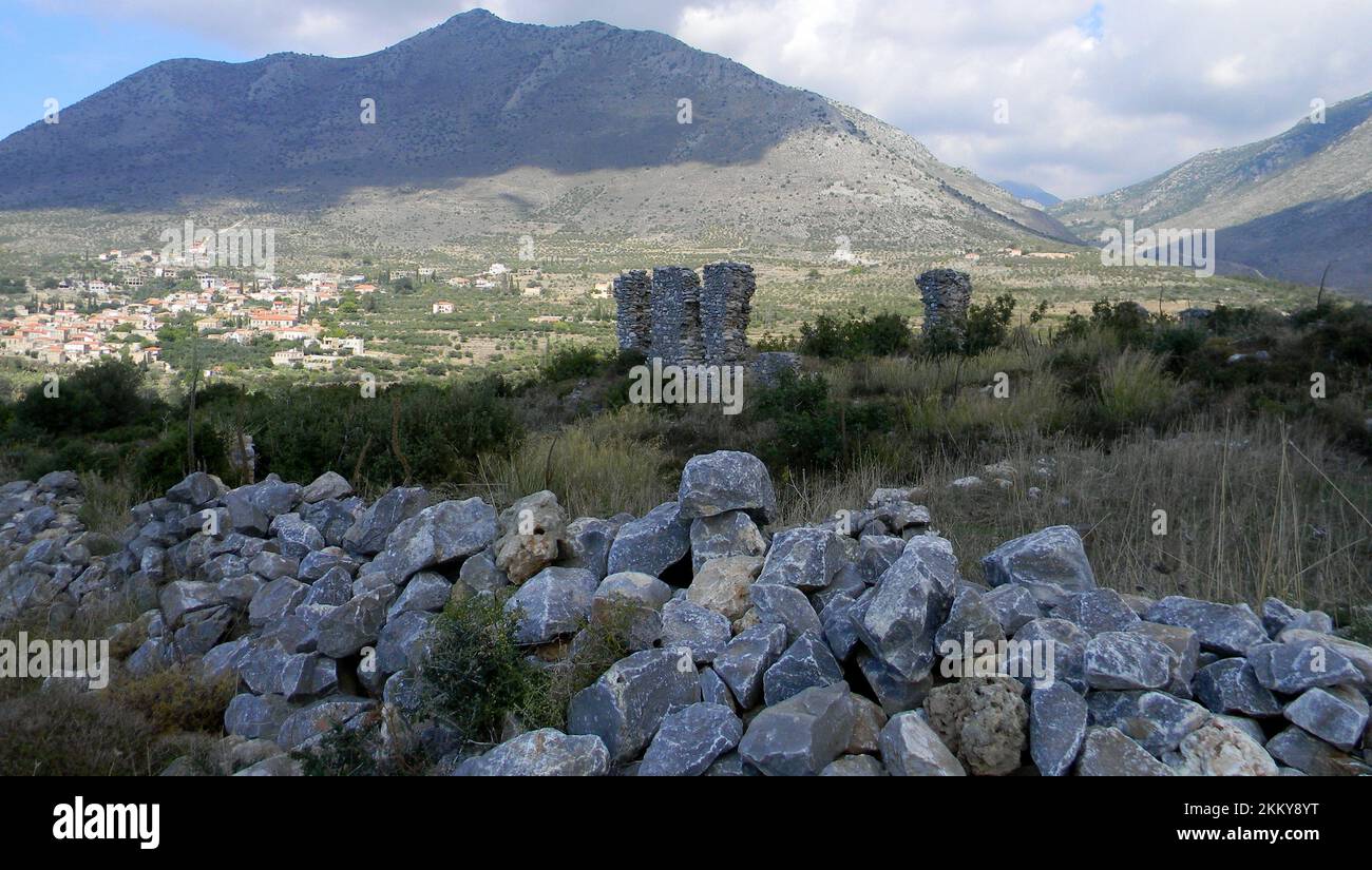 Überreste der Mauern und Türme der Burg Kelefa, osmanische Festung aus dem 17.. Jahrhundert, in der Nähe von Oitylo, Halbinsel Mani, Griechenland Stockfoto