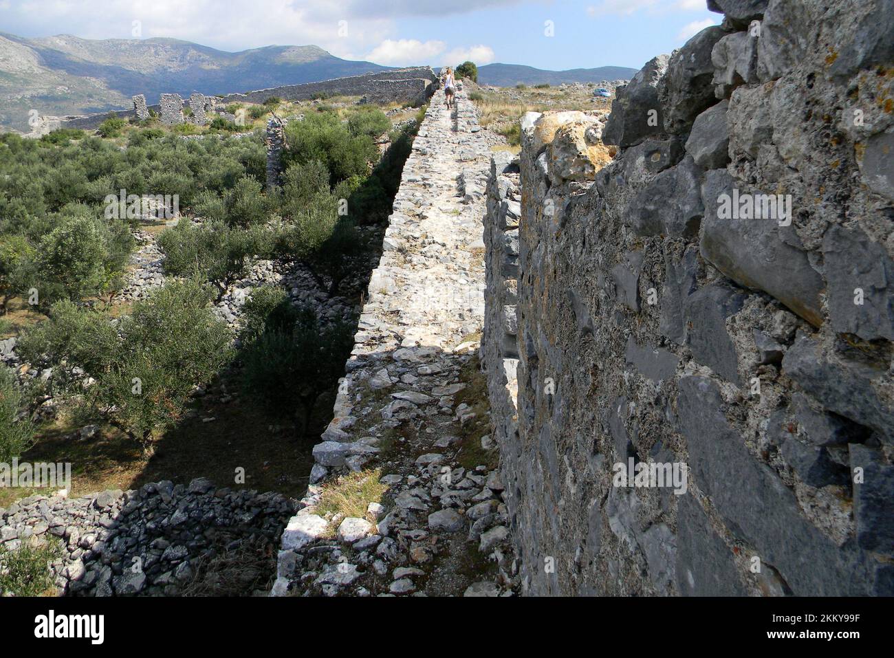 Überreste der Mauern und Türme der Burg Kelefa, osmanische Festung aus dem 17.. Jahrhundert, in der Nähe von Oitylo, Halbinsel Mani, Griechenland Stockfoto