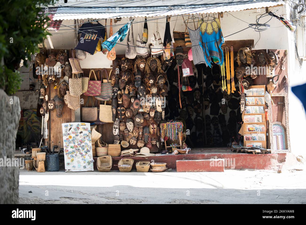 Sansibar City, Tansania - 2. Januar 2022: Alle Arten von Souvenirs werden in den Marktläden der Steinstadt ausgestellt. Stockfoto