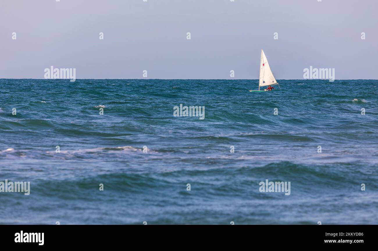 Israel, Herzliya - Haifa 05, 2022: Kleine Segelboote, die im Mittelmeer segeln Stockfoto