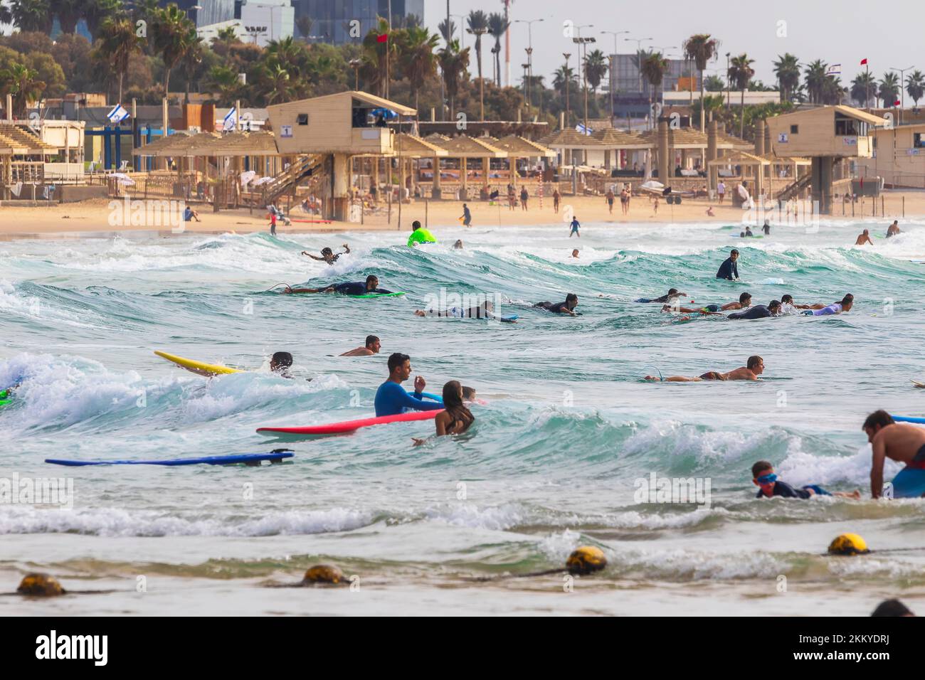 Israel, Haifa 05, 2022: Eine große Anzahl von Surfern am Strand in der Stadt Haifa Stockfoto