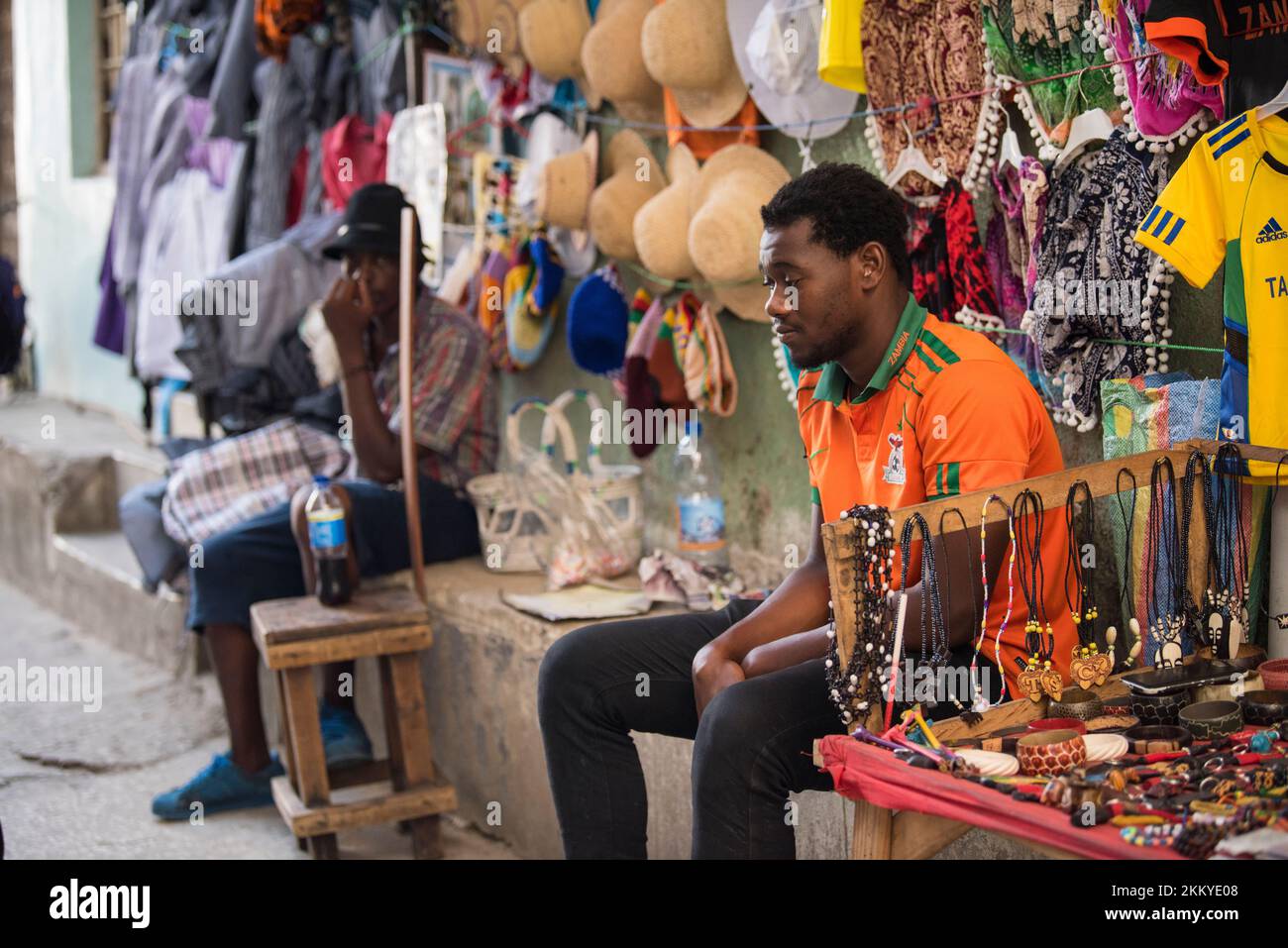 Sansibar City, Tansania - 2. Januar 2022: Alle Arten von Souvenirs werden in den Marktläden der Steinstadt ausgestellt. Stockfoto