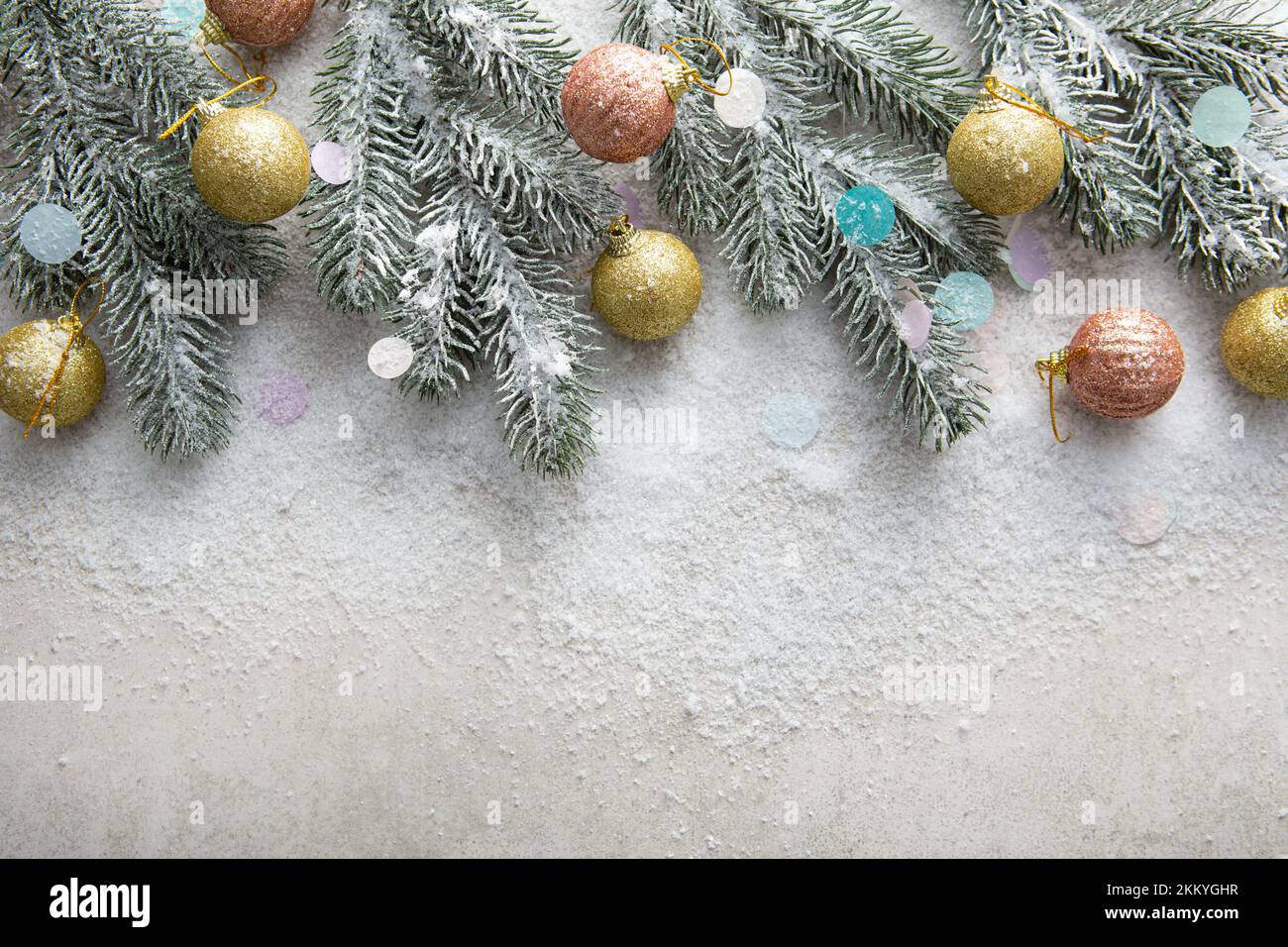 Weihnachtsurlaub Hintergrund mit Kopierraum Dekoration Grüner Zweig Schnee Draufsicht Stockfoto