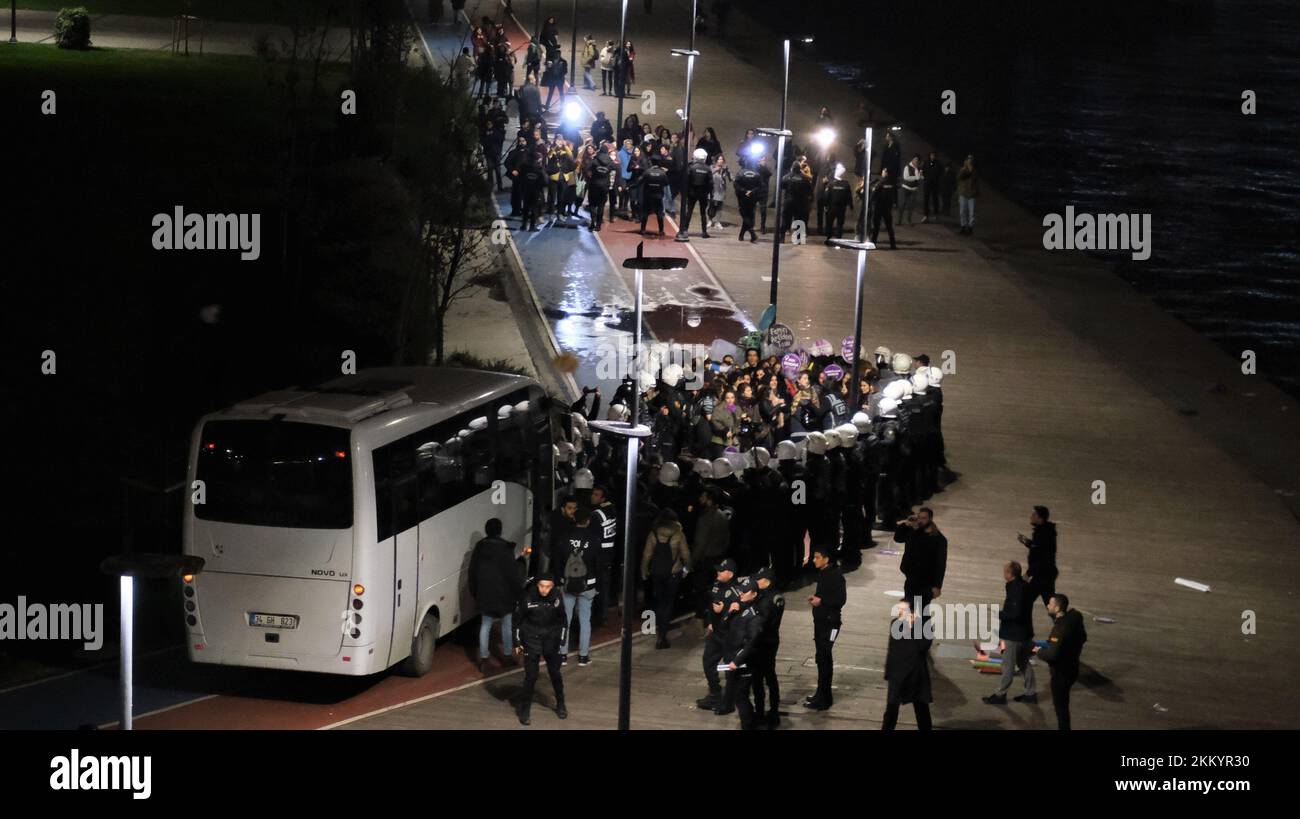 Karaköy-İstanbul 25 Kasım 2022 die Frauen, die am 25. November marschierten, wurden von der Polizei belagert. Die Frauen wurden festgehalten. Stockfoto