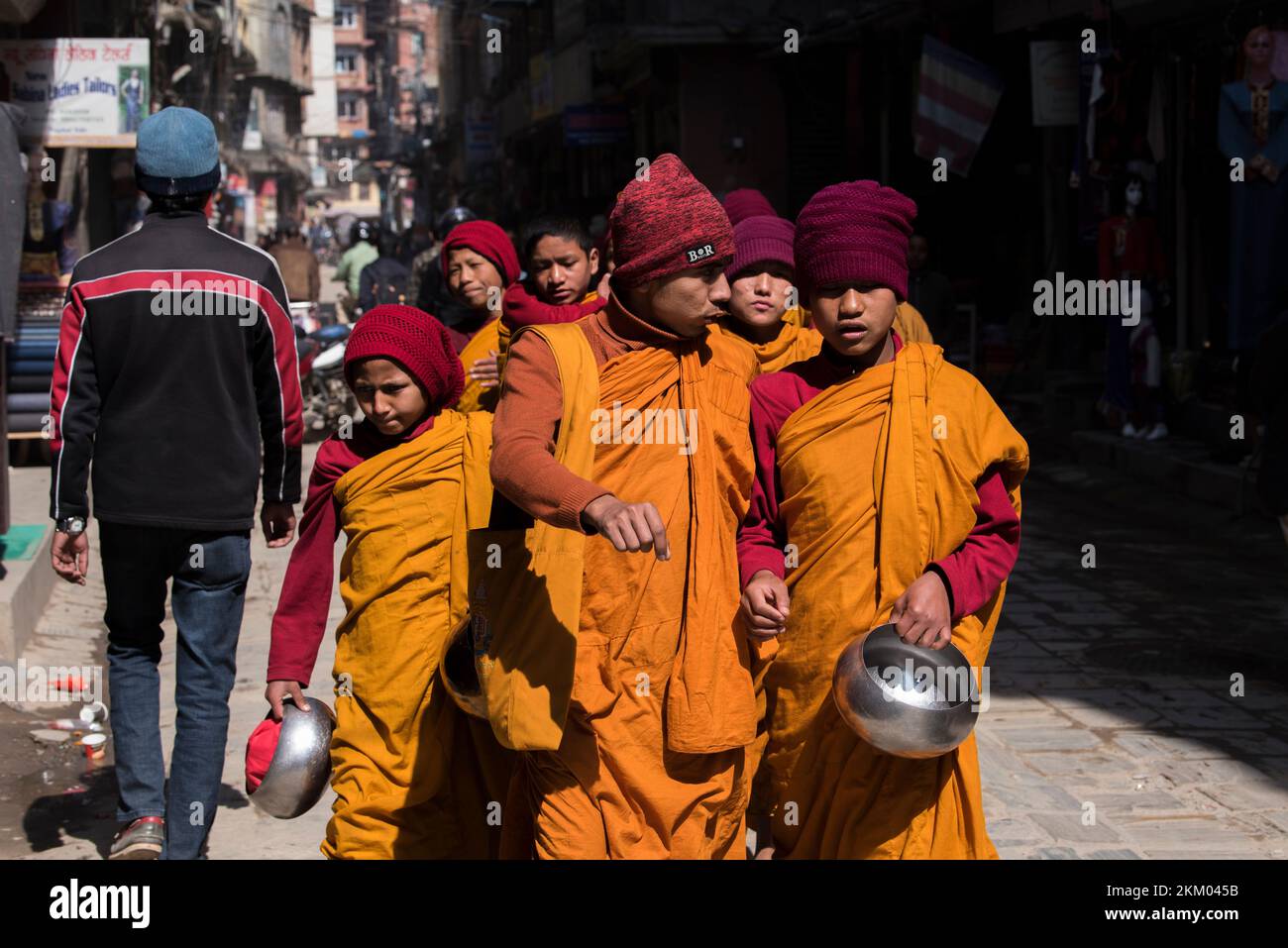 Kathmandu, Nepal - April 20,2019 : buddhistische Mönche spazieren durch die Straßen von Kathmandu, der Hauptstadt Nepals. Stockfoto