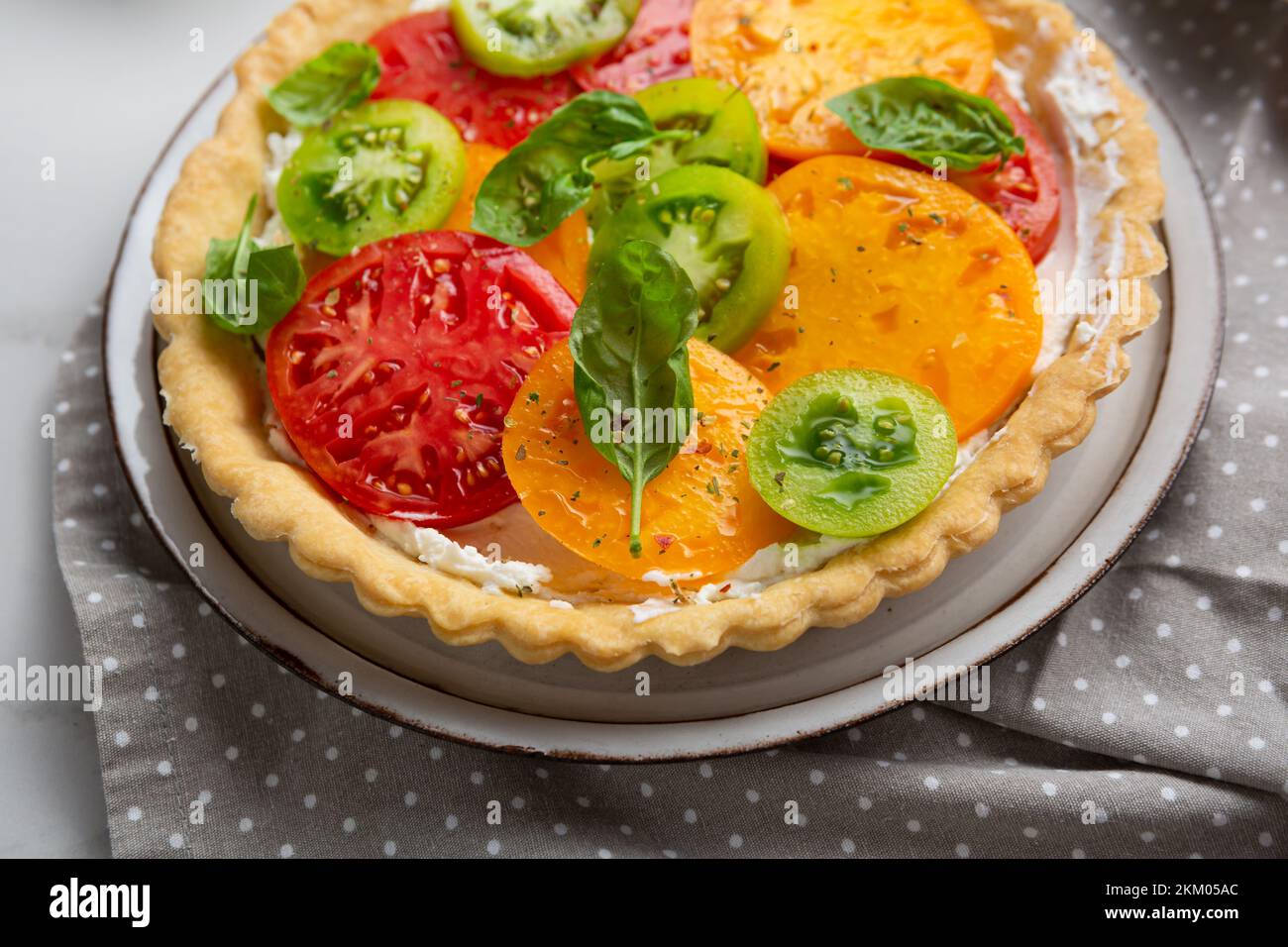Nahaufnahme von herzhaftem Kuchen mit Käse und Tomaten Quiche Stockfoto
