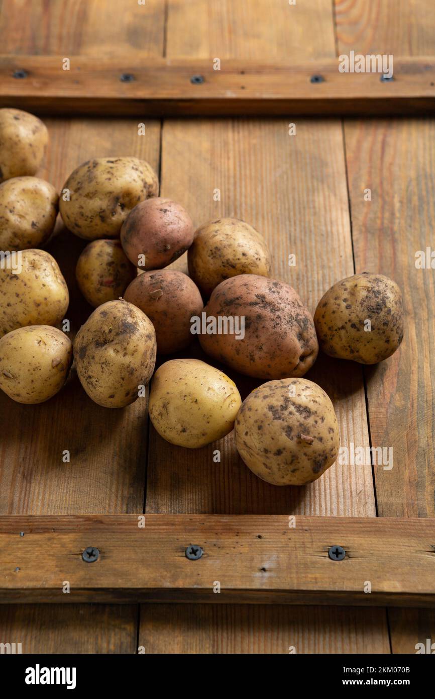 Nahaufnahme von rohen Kartoffeln auf Holzbrettern Stockfoto