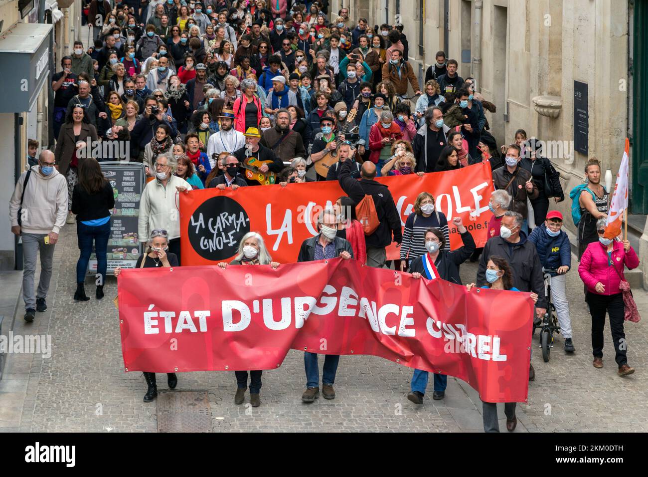 Mobilisierung für Kultur. HK und Saltimbanks: Straßenkonzert, das von La Carmagnole an verschiedenen Orten organisiert wird. Prozession auf dem Weg zur besetzten Agora. Montpellier, Occitanie, Frankreich Stockfoto