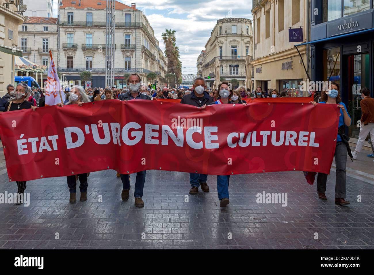 Mobilisierung für Kultur. HK und Saltimbanks: Straßenkonzert, das von La Carmagnole an verschiedenen Orten organisiert wird. Comedy-Platz. Abfahrt der Prozession. Montpellier, Occitanie, Frankreich Stockfoto