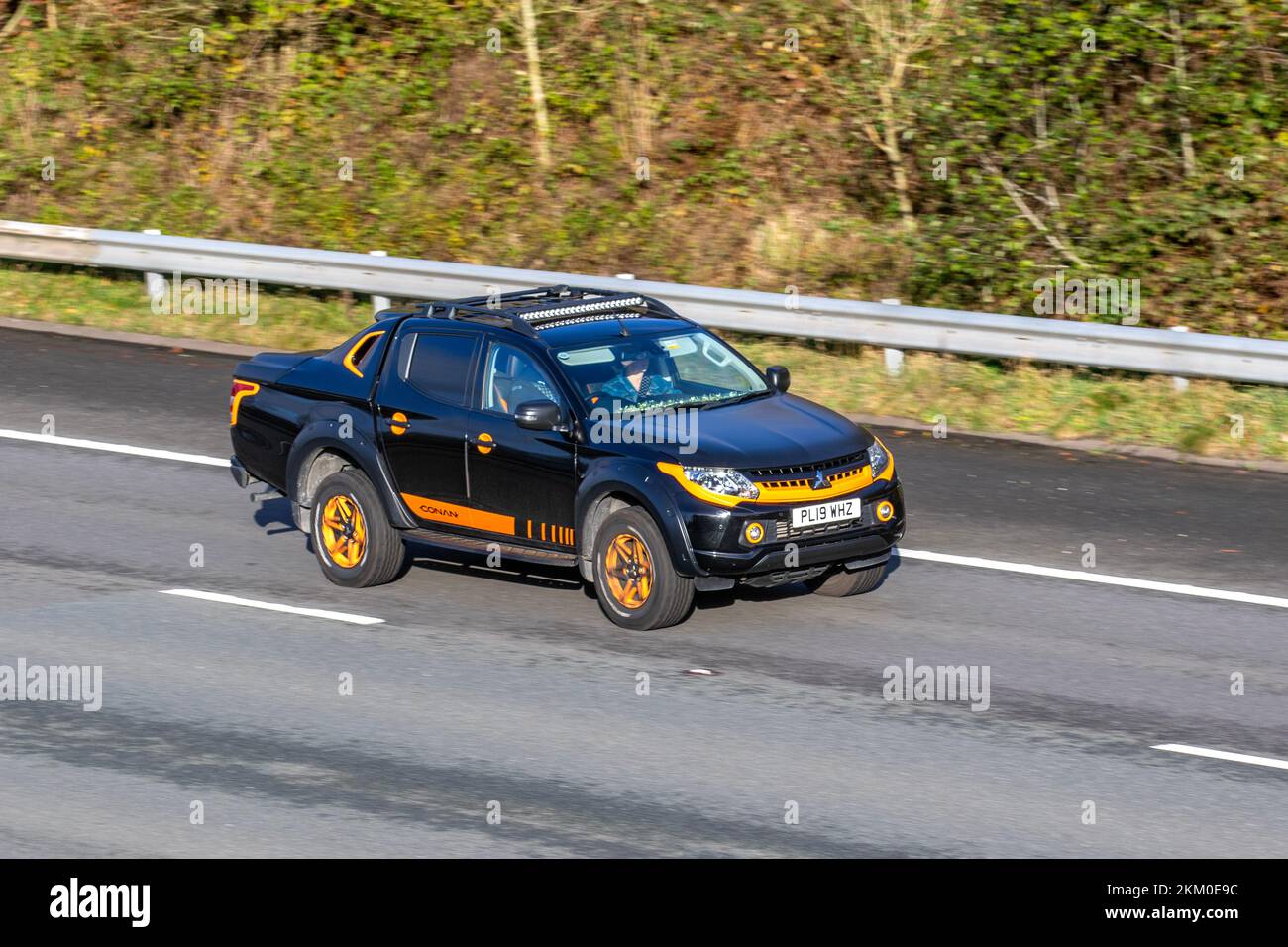 2019 Black Orange MITSUBISHI CONAN L200 Di-D 4WD BARBARISCHER DCB 2442 cm3 6-Gang manueller Aufnehmer Stockfoto