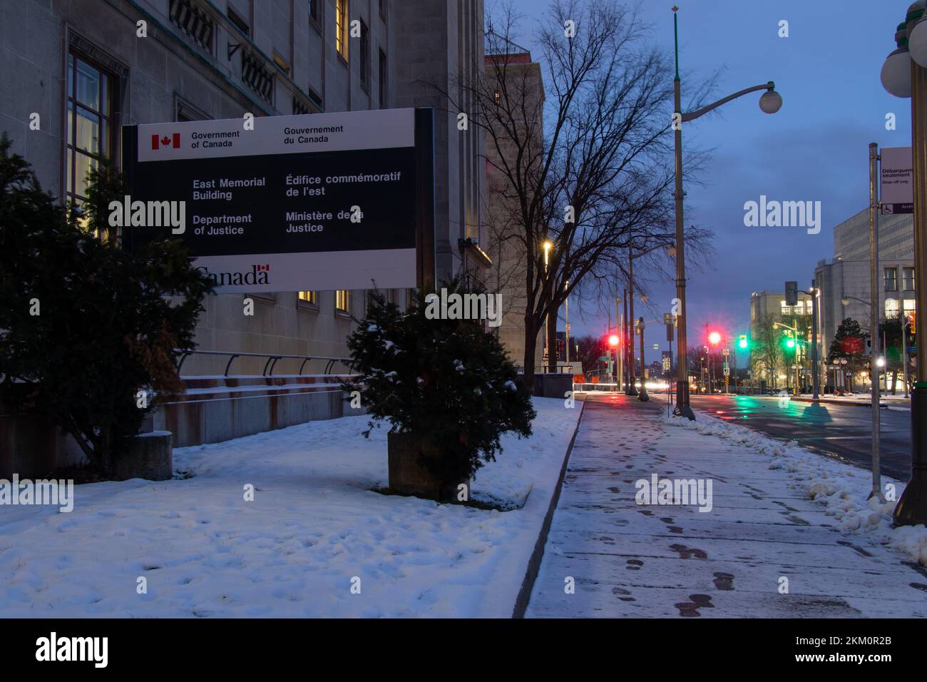 Ein Schild für das Regierungsgebäude von Kanada, das East Memorial Building für das Justizministerium, ist am frühen Morgen in Ottawa zu sehen. Stockfoto