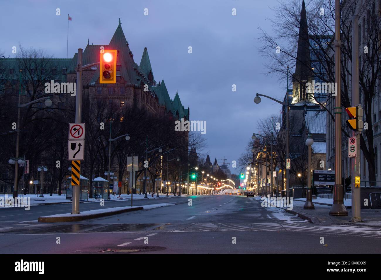 Eine leere Wellington Street in Ottawa ist am frühen Morgen zu sehen, Wellington ist die Straße vor dem kanadischen Parlament, viele Regierungsbüros. Stockfoto