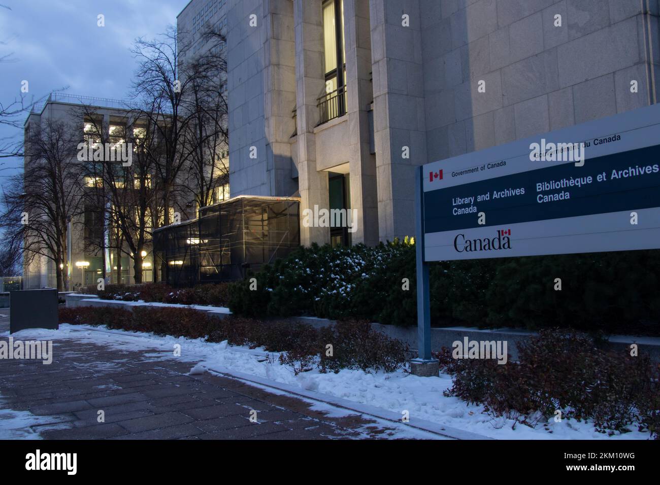 Ein Schild für das Bürogebäude der Regierung von Kanada, Library and Archives Canada, ist am frühen Morgen in der Innenstadt von Ottawa zu sehen. Stockfoto