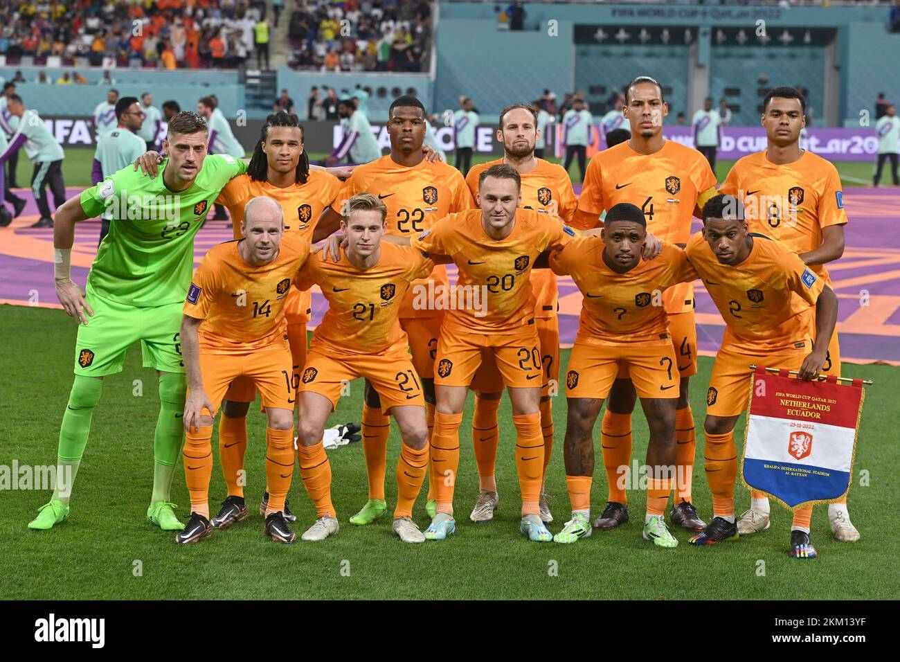 Doha, Katar. 25.. November 2022. Teamfoto, Team, Team, Teamfoto. Hinten von links: Torwart NOPPERT Andries (NED), Nathan AKE (NED), Denzel DUMFRIES (NED), Daley BLIND (NED), Virgil VAN DIJK (NED), GAKPO Cody (NED). Vorderseite von links: Davy KLAASSEN (NED), Frenkie DE JONG (NED), Teun KOOPMEINERS (NED), Steven BERGWIJN (NED), TIMBER Jurrien (NED). Spiel 19, Gruppe A Niederlande (NED) - Ecuador (ECU) 1-1 am 25./11/2022. Mai im Khalifa International Stadium. Fußball-Weltmeisterschaft 20122 in Katar ab 20,11. - 18.12.2022? Kredit: dpa/Alamy Live News Stockfoto