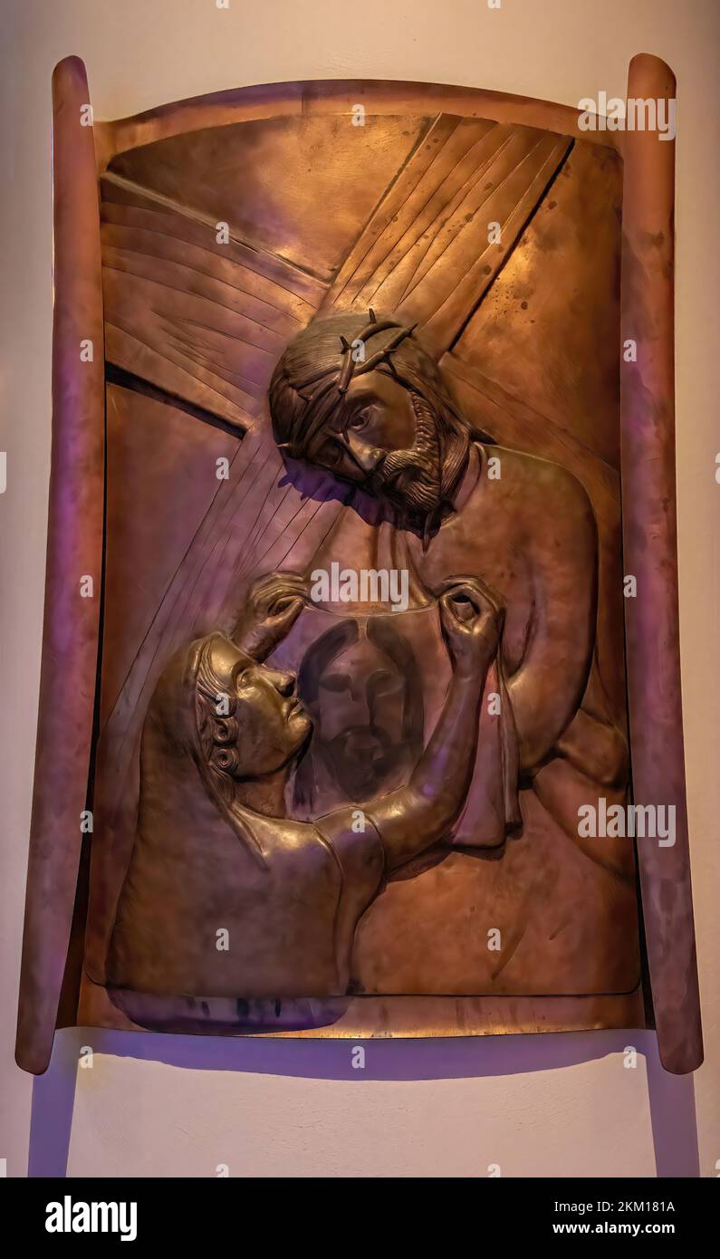 Sechste Station der Cross-St. Veronica präsentiert Jesus ihren Schleier Katholische Kirche Ambrose in Woodbury, Minnesota USA. schutzpatron der Fotografen. Stockfoto